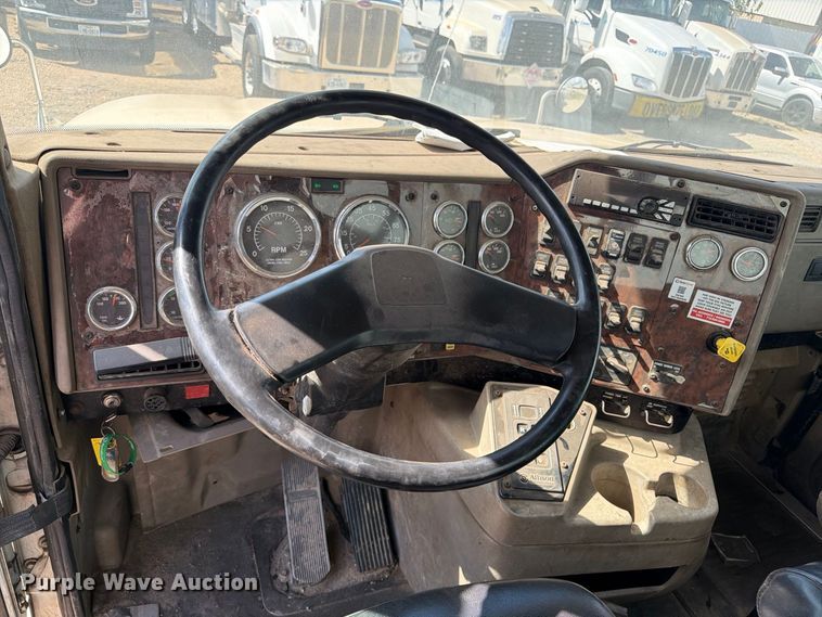 image for item EA7333 2015 International DF677 Fuel Truck