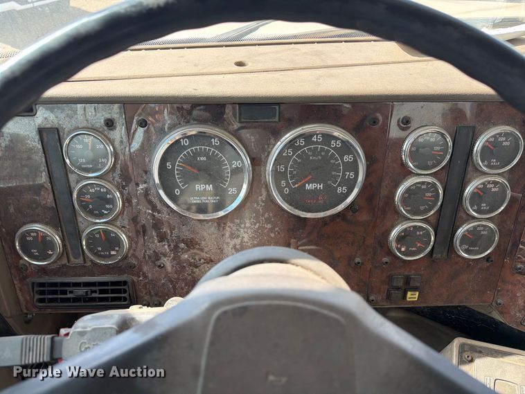 image for item EA7333 2015 International DF677 Fuel Truck