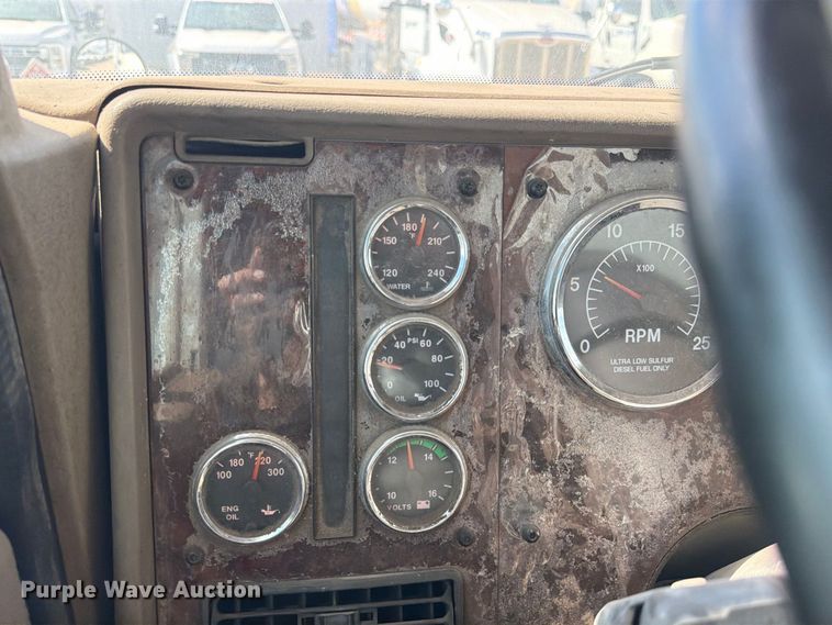 image for item EA7333 2015 International DF677 Fuel Truck