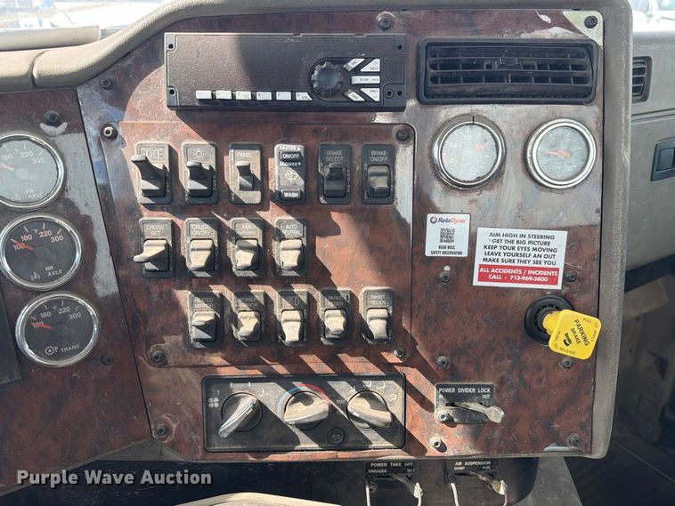 image for item EA7333 2015 International DF677 Fuel Truck