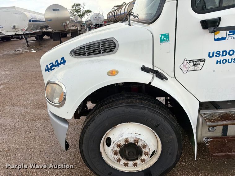 image for item EA7336 2006 Freightliner Business Class M2 rollback truck