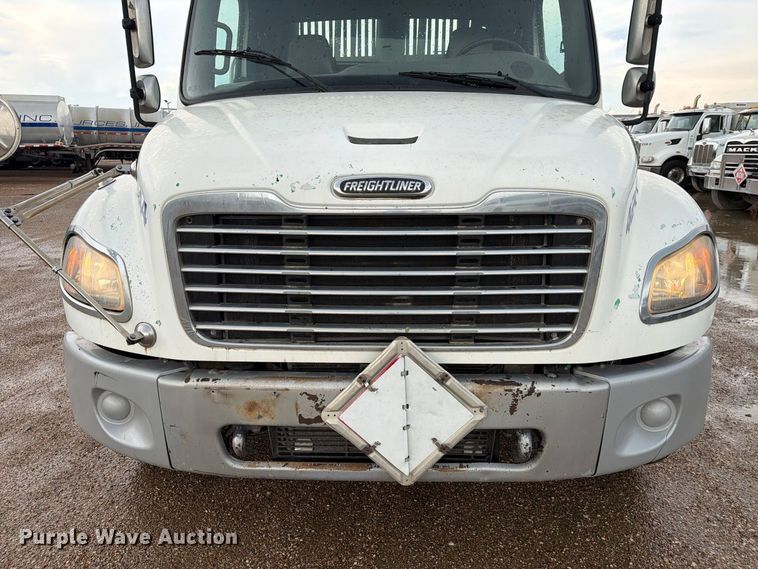 image for item EA7336 2006 Freightliner Business Class M2 rollback truck