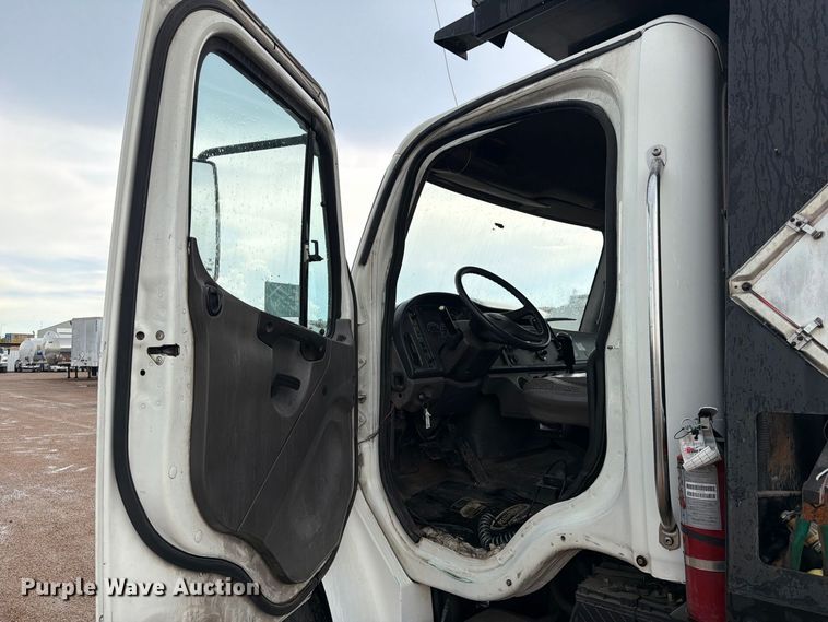 image for item EA7336 2006 Freightliner Business Class M2 rollback truck