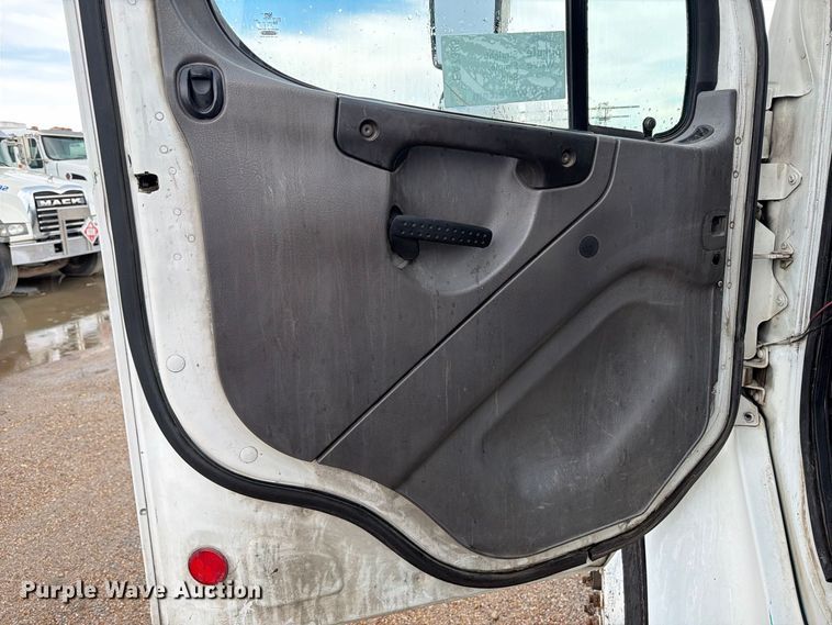 image for item EA7336 2006 Freightliner Business Class M2 rollback truck