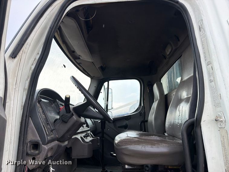 image for item EA7336 2006 Freightliner Business Class M2 rollback truck