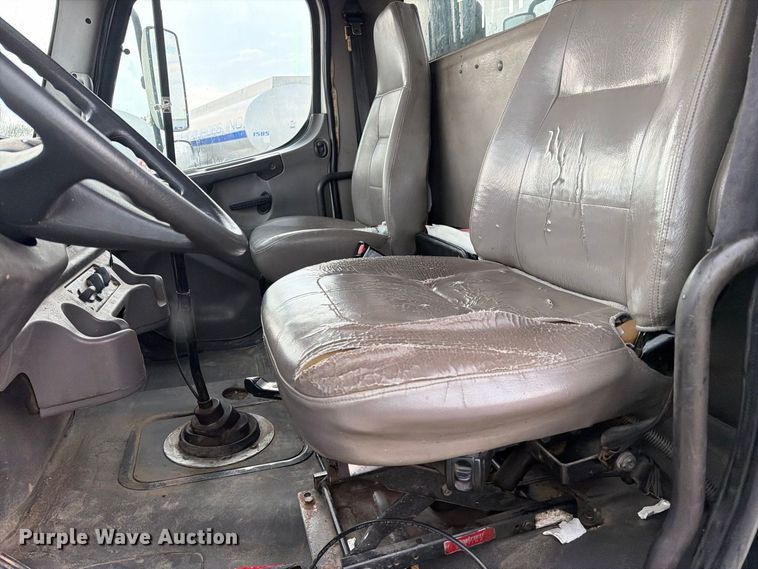 image for item EA7336 2006 Freightliner Business Class M2 rollback truck