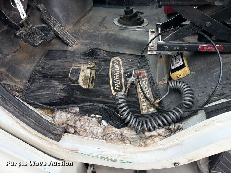 image for item EA7336 2006 Freightliner Business Class M2 rollback truck