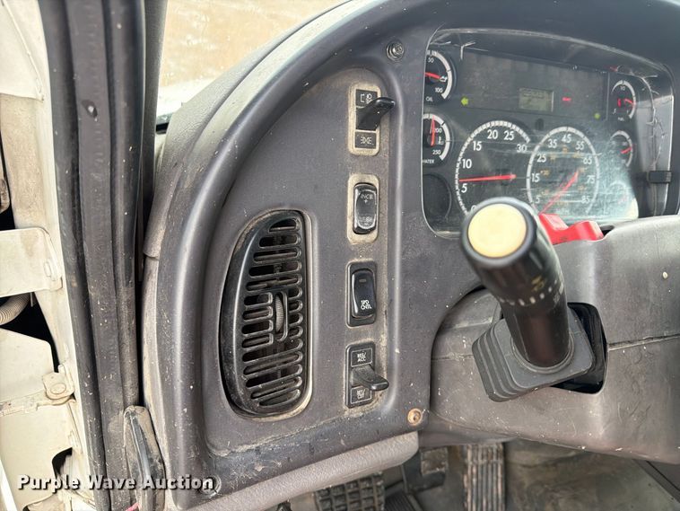 image for item EA7336 2006 Freightliner Business Class M2 rollback truck