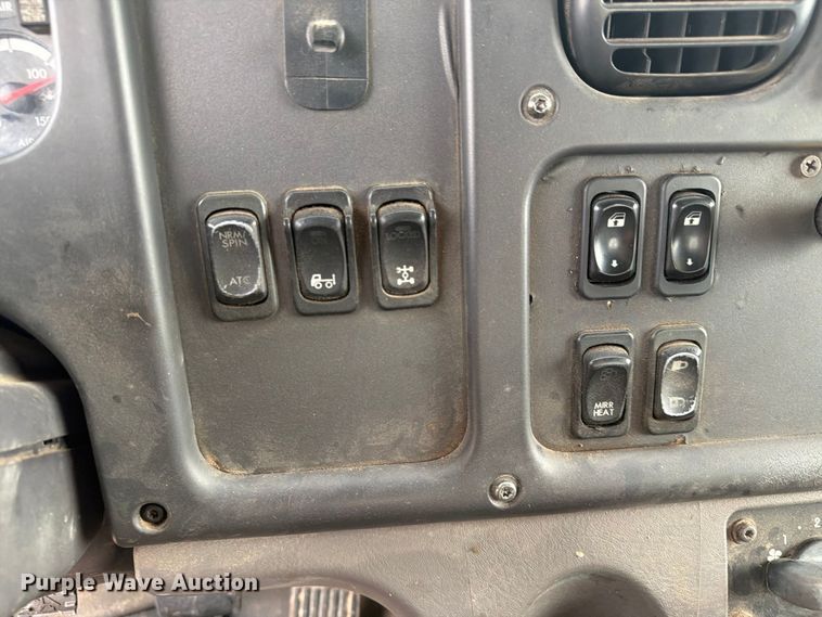 image for item EA7336 2006 Freightliner Business Class M2 rollback truck