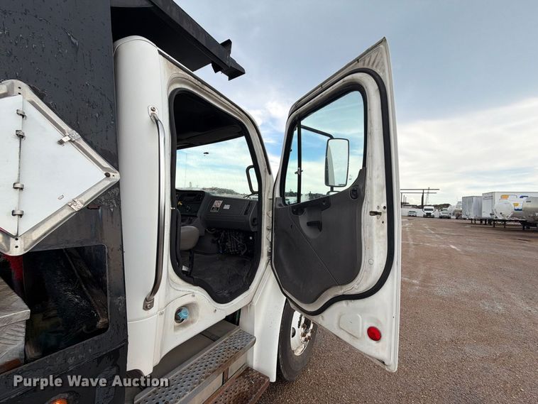 image for item EA7336 2006 Freightliner Business Class M2 rollback truck