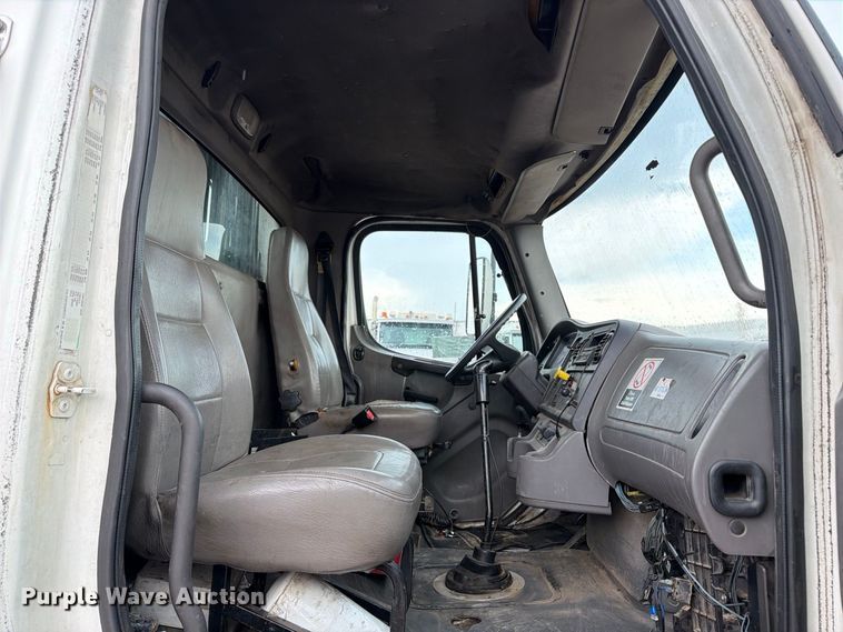 image for item EA7336 2006 Freightliner Business Class M2 rollback truck