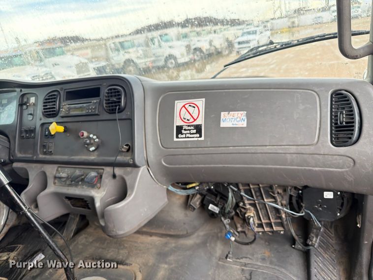 image for item EA7336 2006 Freightliner Business Class M2 rollback truck