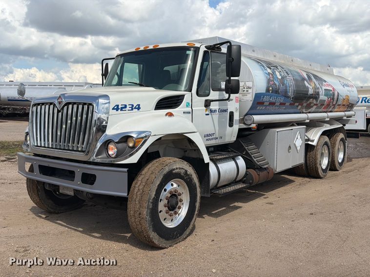 image for item EA7337 2010 International 7400 fuel truck
