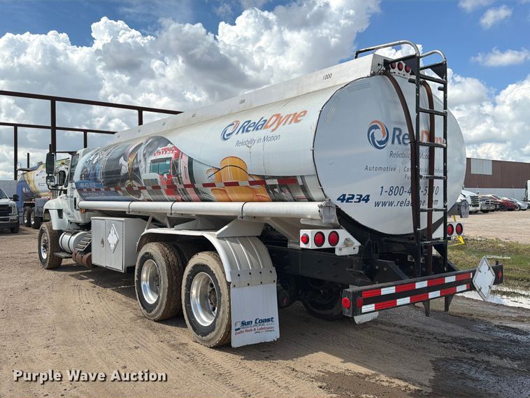 image for item EA7337 2010 International 7400 fuel truck