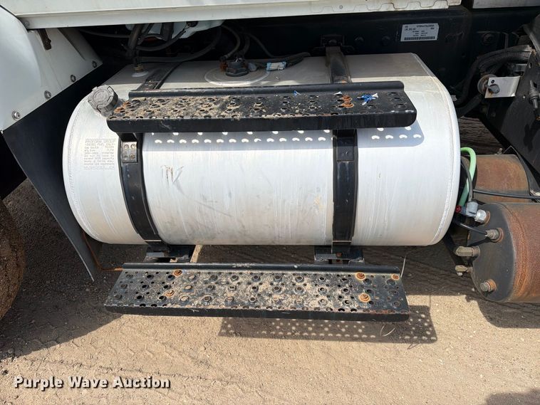 image for item EA7337 2010 International 7400 fuel truck