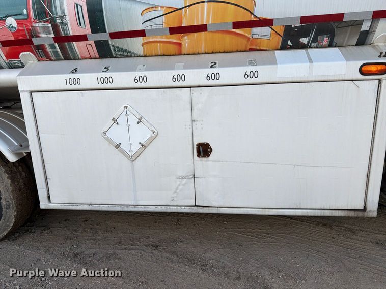 image for item EA7337 2010 International 7400 fuel truck