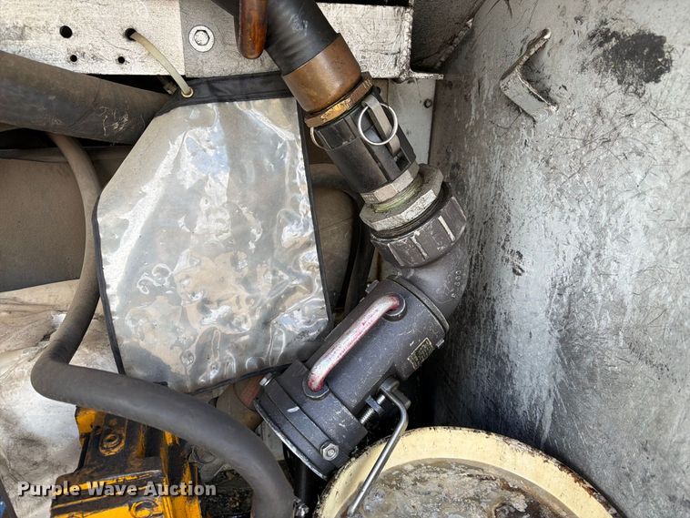 image for item EA7337 2010 International 7400 fuel truck