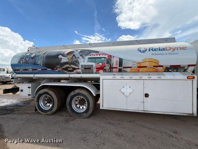 image for item EA7337 2010 International 7400 fuel truck