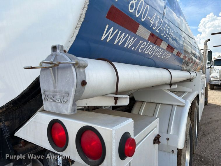image for item EA7337 2010 International 7400 fuel truck