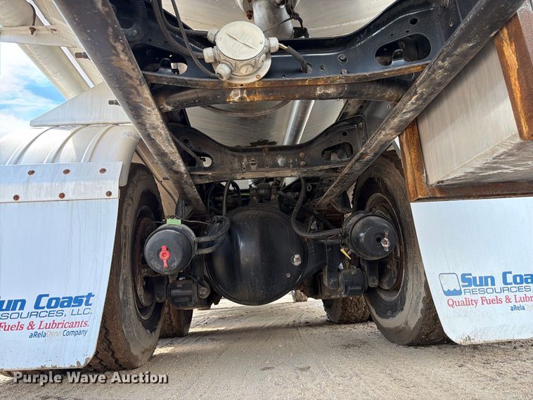 image for item EA7337 2010 International 7400 fuel truck