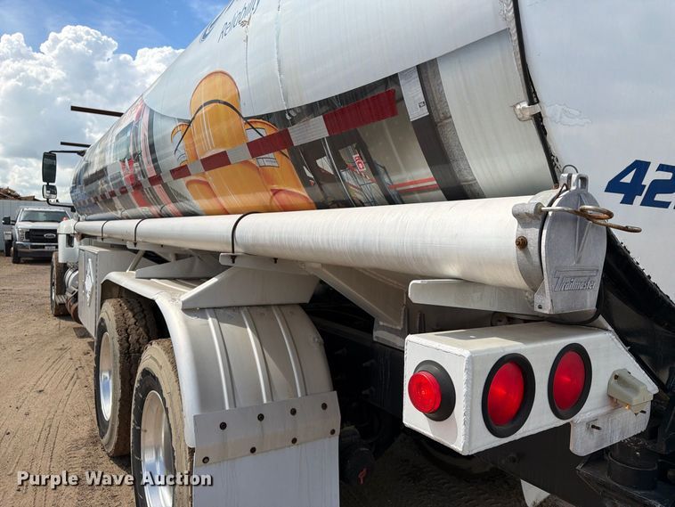 image for item EA7337 2010 International 7400 fuel truck