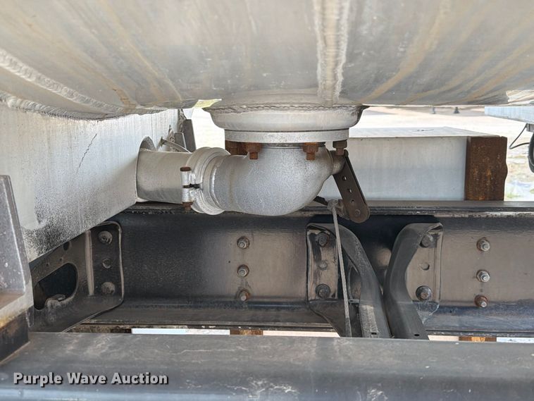 image for item EA7337 2010 International 7400 fuel truck