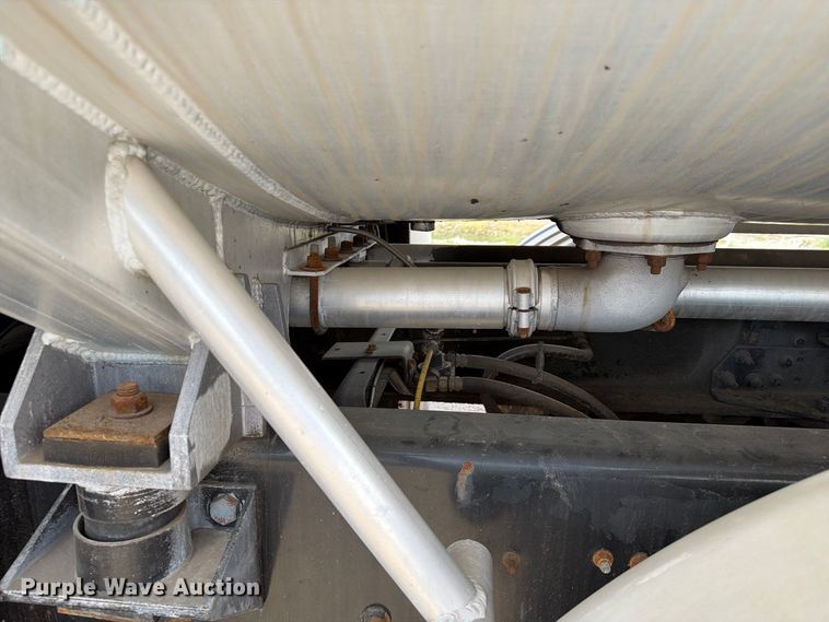 image for item EA7337 2010 International 7400 fuel truck