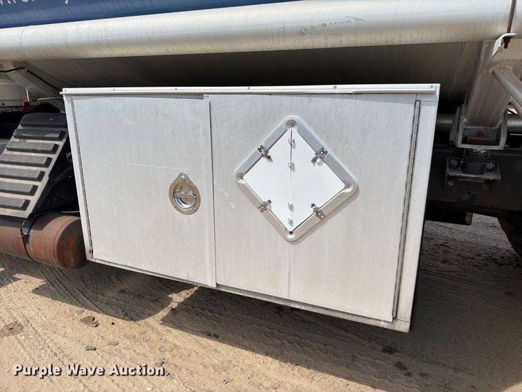 image for item EA7337 2010 International 7400 fuel truck