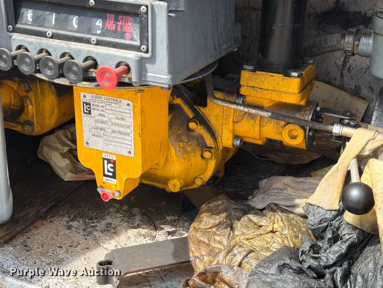 image for item EA7337 2010 International 7400 fuel truck