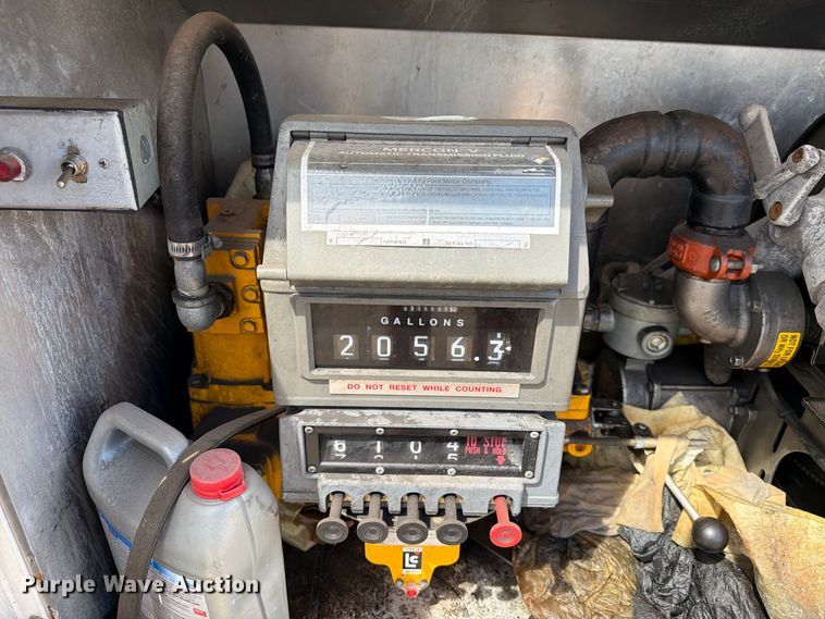 image for item EA7337 2010 International 7400 fuel truck