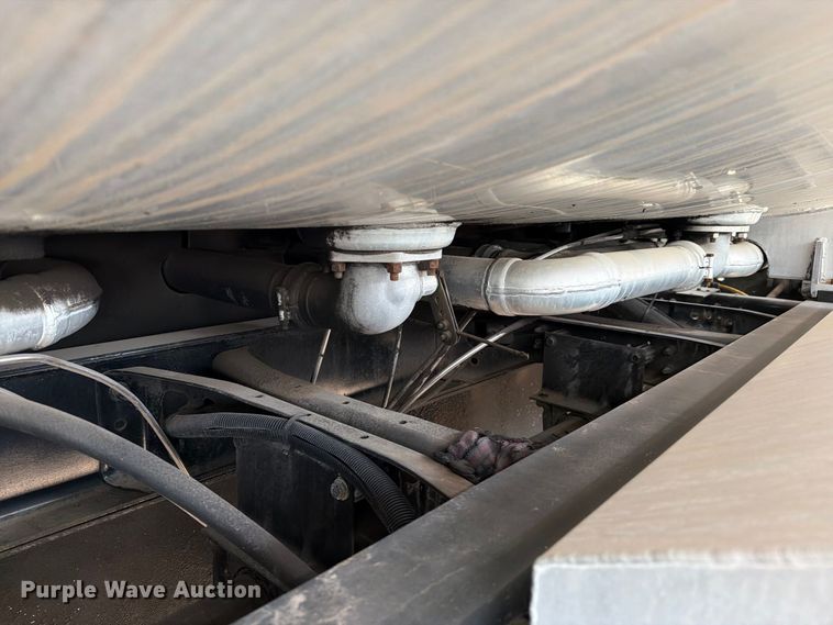 image for item EA7337 2010 International 7400 fuel truck