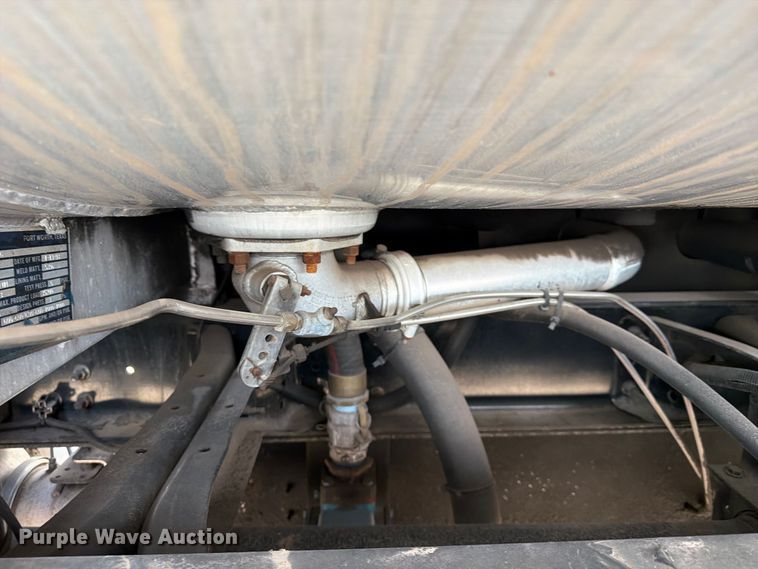 image for item EA7337 2010 International 7400 fuel truck