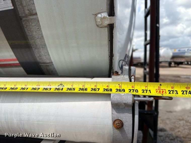 image for item EA7337 2010 International 7400 fuel truck