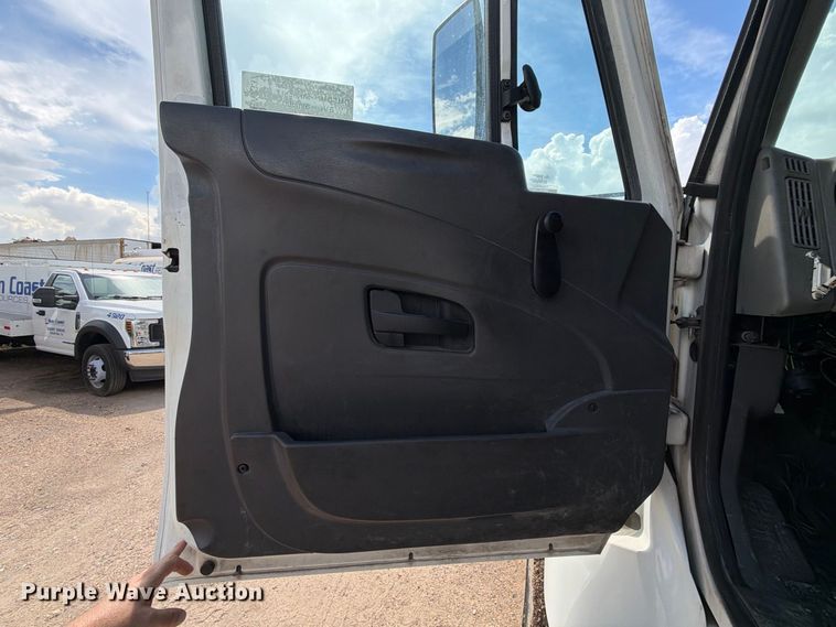 image for item EA7337 2010 International 7400 fuel truck