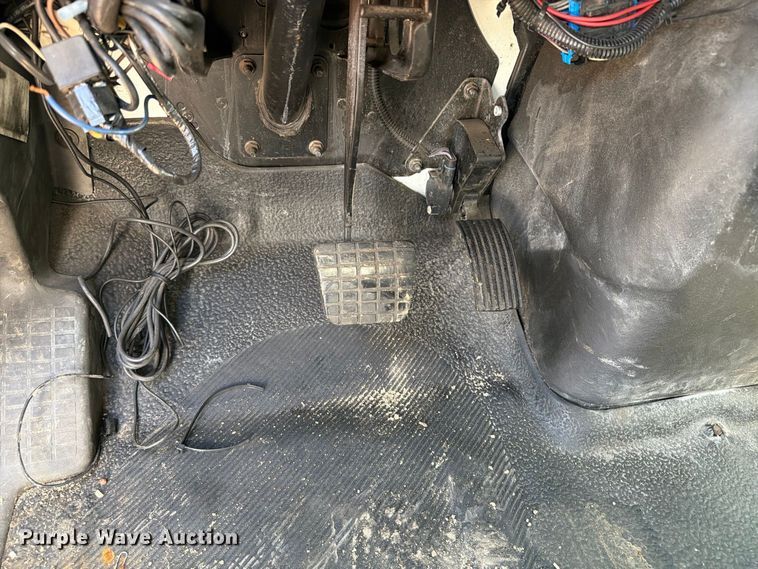 image for item EA7337 2010 International 7400 fuel truck