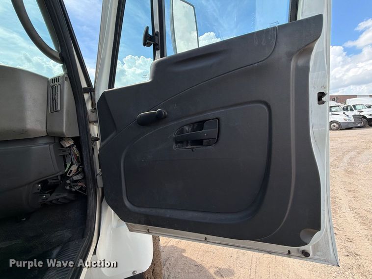 image for item EA7337 2010 International 7400 fuel truck