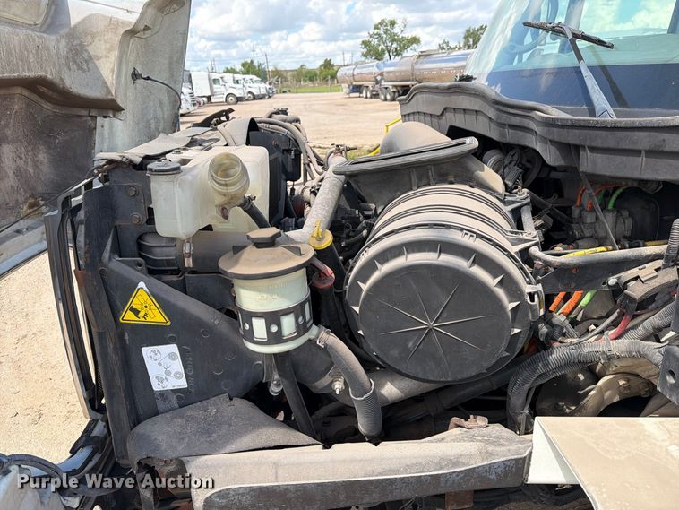image for item EA7337 2010 International 7400 fuel truck