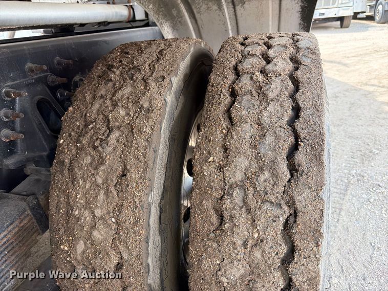 image for item EA7337 2010 International 7400 fuel truck