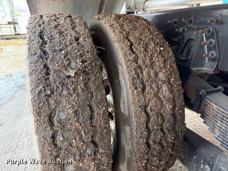 image for item EA7337 2010 International 7400 fuel truck