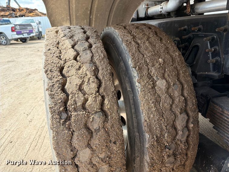 image for item EA7337 2010 International 7400 fuel truck
