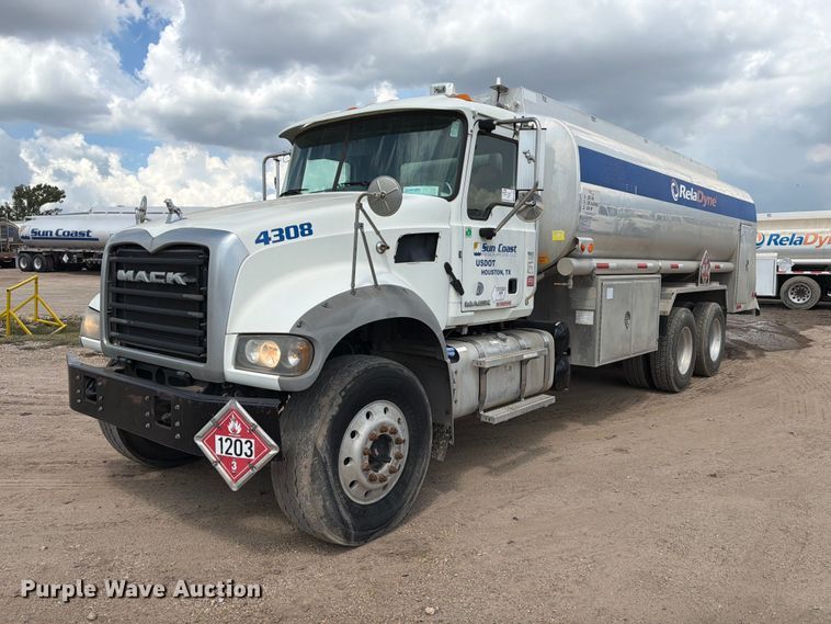 image for item EA7338 2015 Mack GU433 fuel truck
