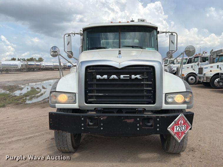 image for item EA7338 2015 Mack GU433 fuel truck