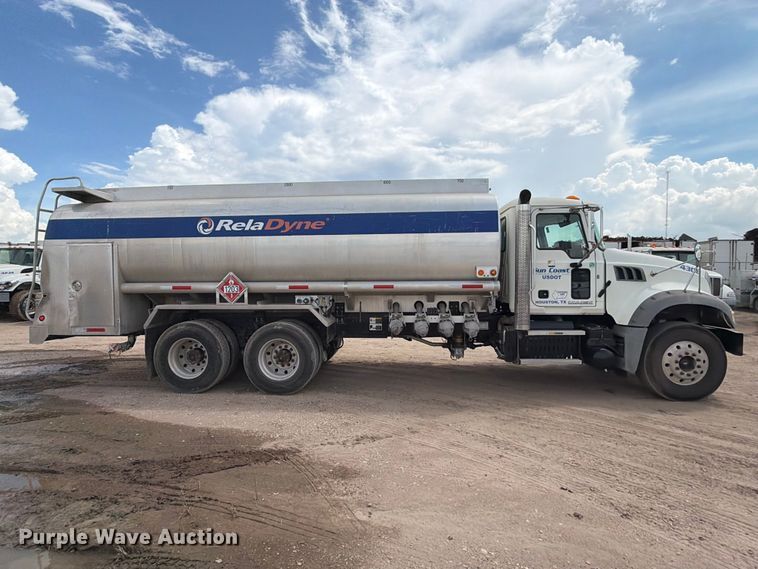 image for item EA7338 2015 Mack GU433 fuel truck