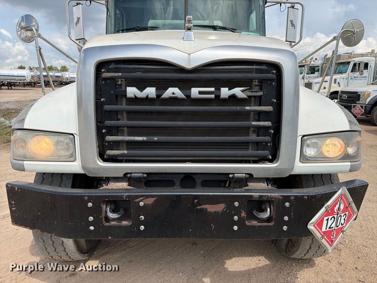 image for item EA7338 2015 Mack GU433 fuel truck