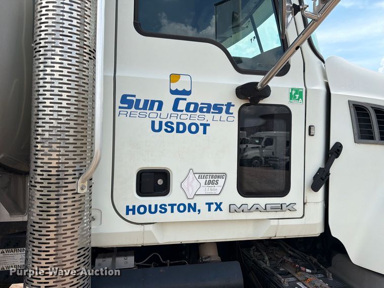 image for item EA7338 2015 Mack GU433 fuel truck