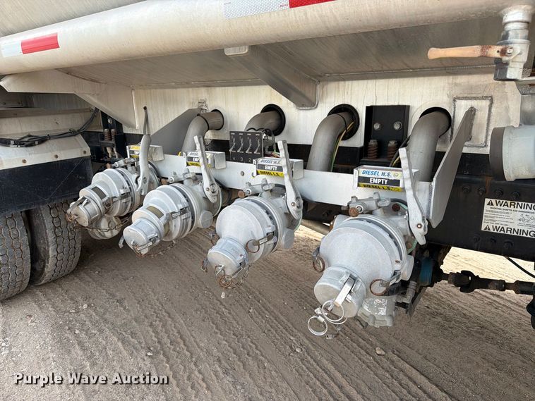 image for item EA7338 2015 Mack GU433 fuel truck