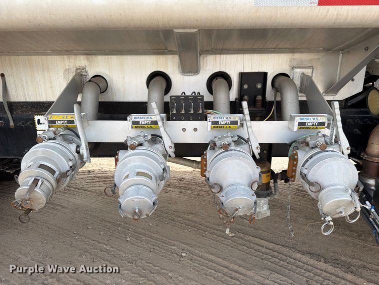 image for item EA7338 2015 Mack GU433 fuel truck