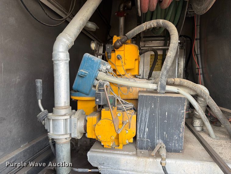 image for item EA7338 2015 Mack GU433 fuel truck