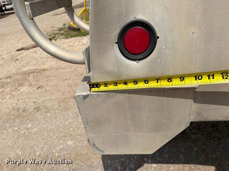 image for item EA7338 2015 Mack GU433 fuel truck