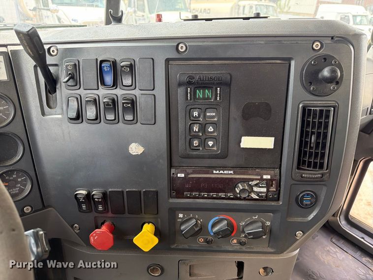 image for item EA7338 2015 Mack GU433 fuel truck
